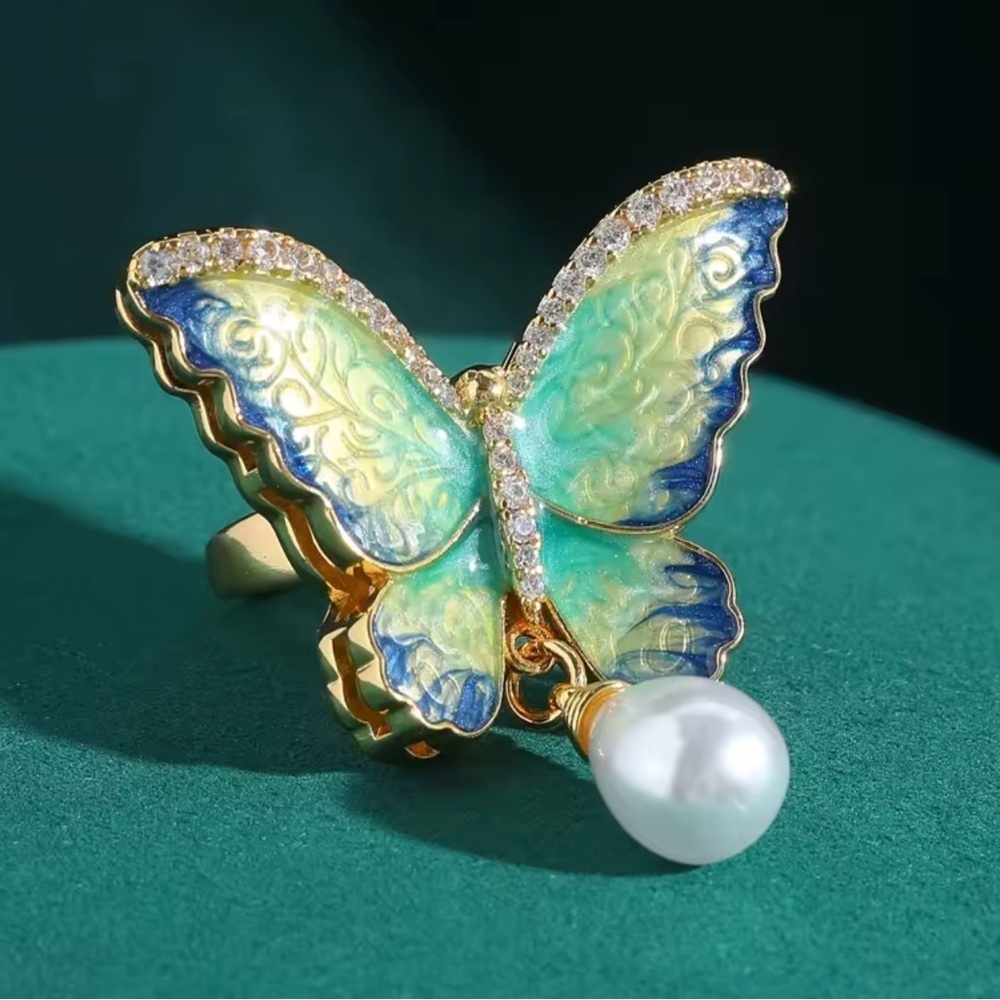 Royal Butterfly Gilded Gold Wings & Pearl Fine Craftsmanship Ring